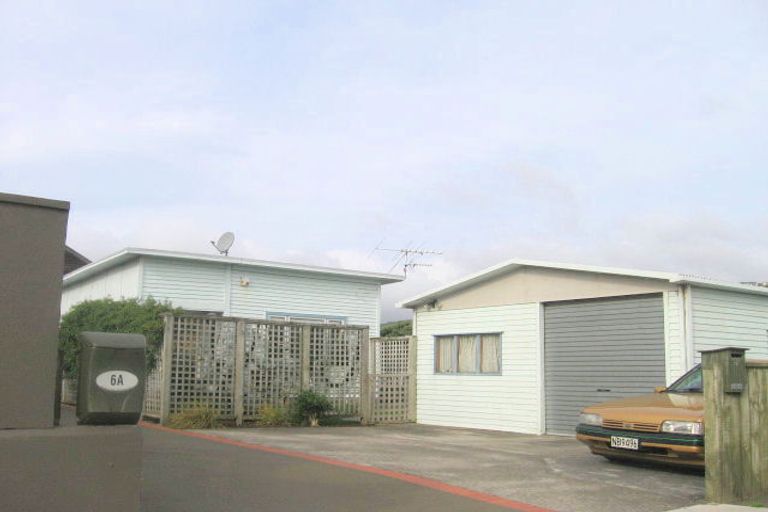 Photo of property in 2/6 Mana Esplanade, Paremata, Porirua, 5026