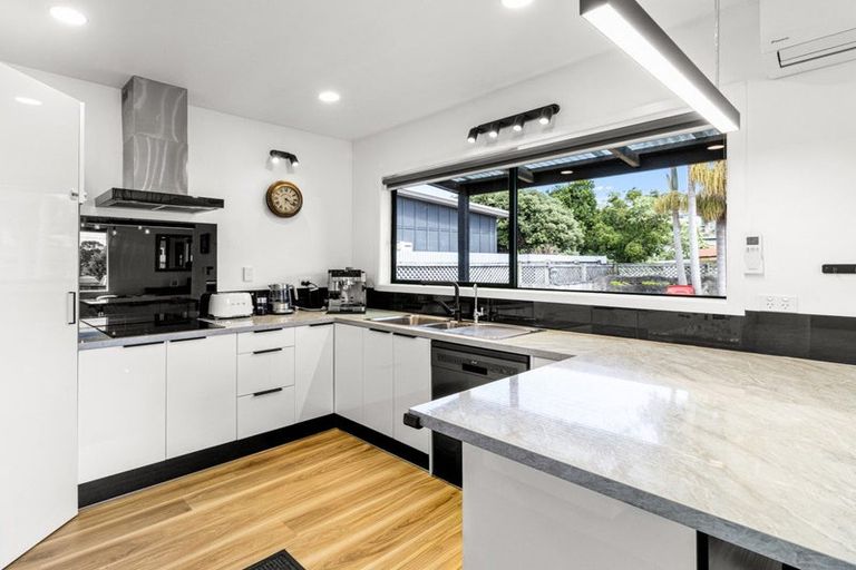 Photo of property in 30 Pioneer Road, Moturoa, New Plymouth, 4310