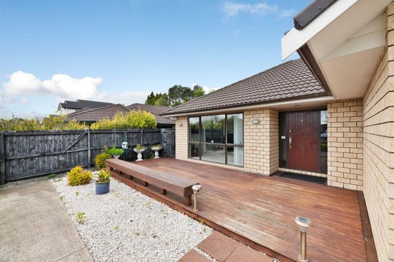 Photo of property in 112 Lake Panorama Drive, Henderson Valley, Auckland, 0612