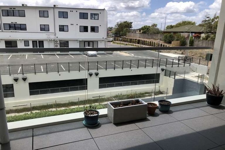 Photo of property in Apollo Apartments, 201/46 Rosedale Road, Rosedale, Auckland, 0632