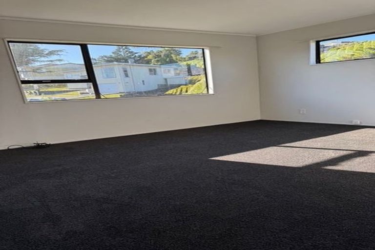 Photo of property in 26b Cheltenham Terrace, Newlands, Wellington, 6037