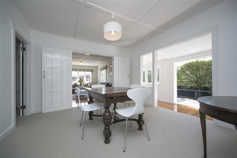 Photo of property in 2/4 Cleve Road, Green Bay, Auckland, 0604