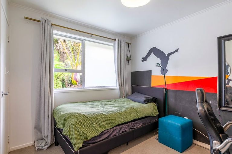 Photo of property in 2/52 Staincross Street, Green Bay, Auckland, 0604