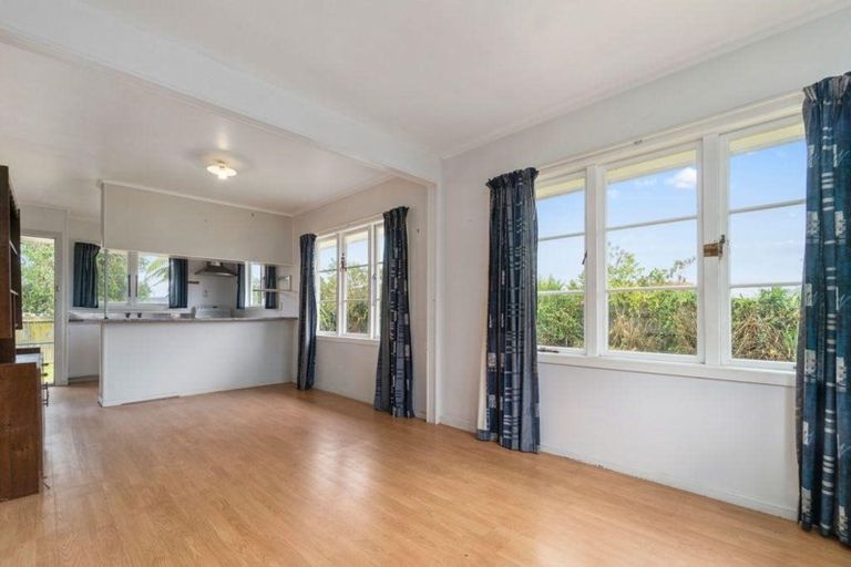 Photo of property in 16 London Street, Te Atatu Peninsula, Auckland, 0610