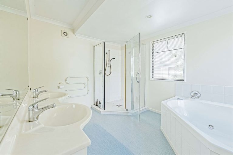 Photo of property in 44 Chateau Drive, Burnside, Christchurch, 8053