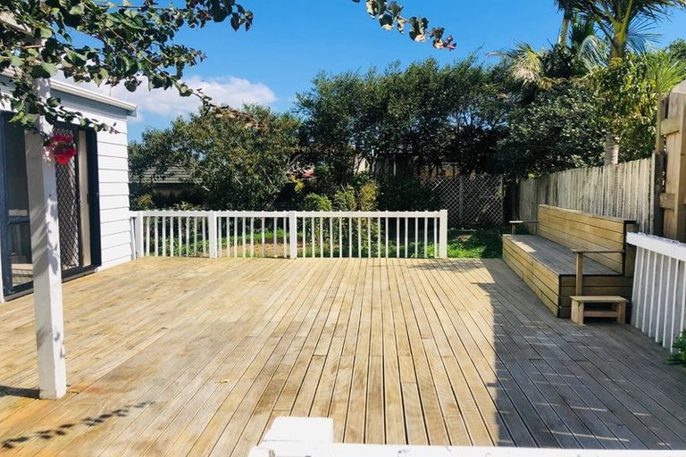 Photo of property in 1/7 Banksia Place, Goodwood Heights, Auckland, 2105