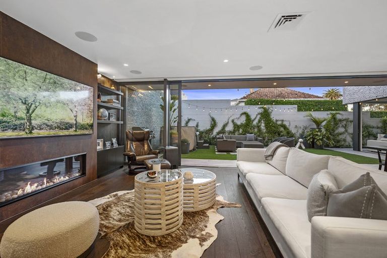 Photo of property in 222 Hurstmere Road, Takapuna, Auckland, 0622