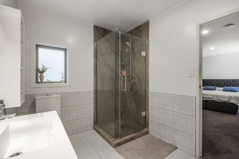 Photo of property in 2/23 Parr Terrace, Castor Bay, Auckland, 0620