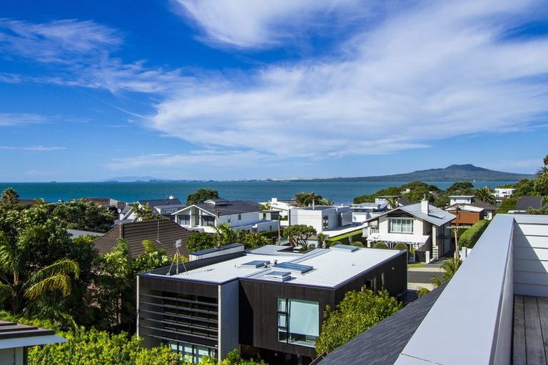 Photo of property in 17 Ocean View Road, Milford, Auckland, 0620