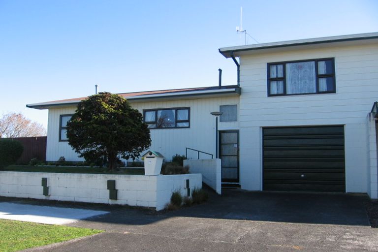 Photo of property in 1 Cohen Place, Milson, Palmerston North, 4414