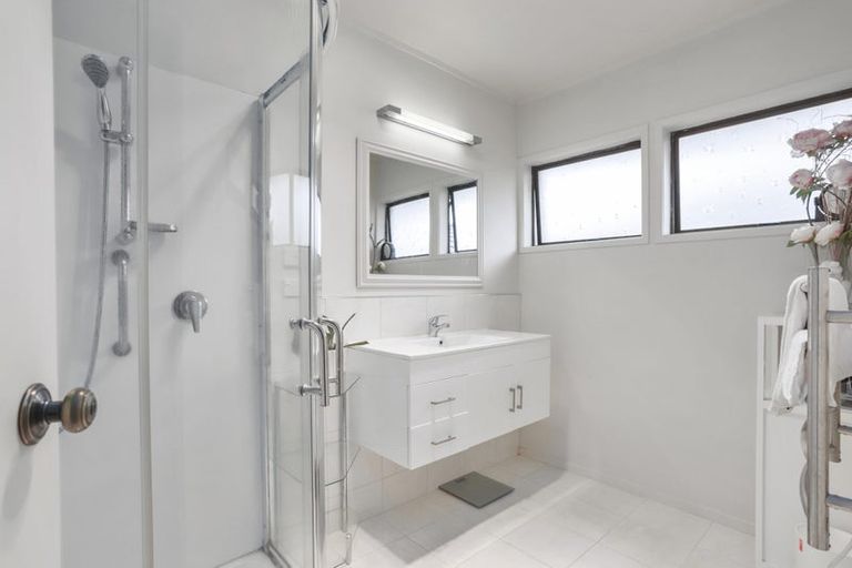 Photo of property in 2/248 Great North Road, Henderson, Auckland, 0612