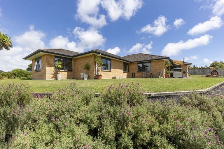 Photo of property in 15 Gavinike Place, Waimauku, 0812