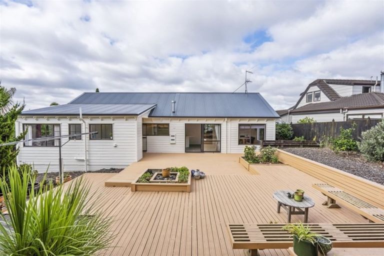 Photo of property in 8 Curacao Place, Half Moon Bay, Auckland, 2012