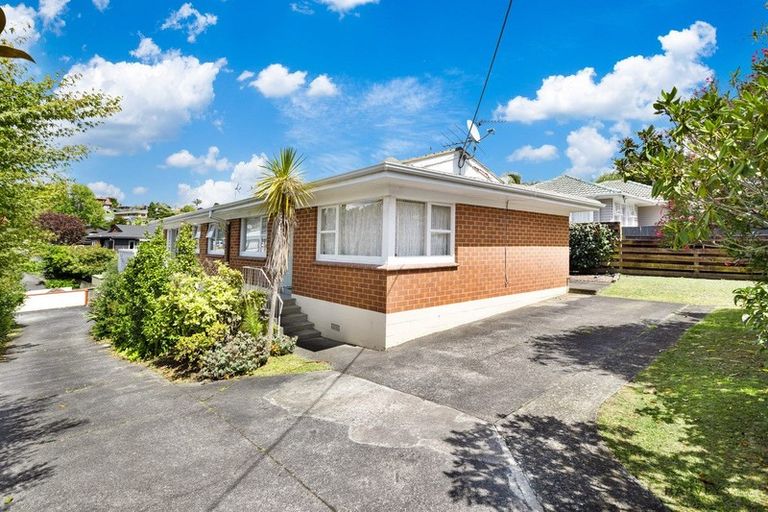 Photo of property in 102 Godley Road, Green Bay, Auckland, 0604