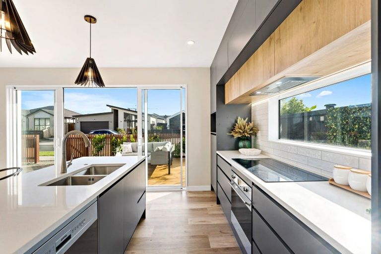 Photo of property in 6 Cara Avenue, Kumeu, 0810