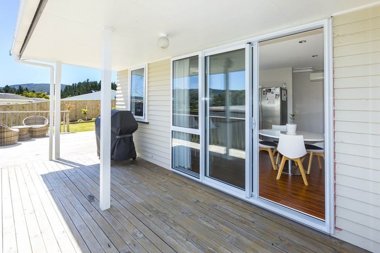 Photo of property in 11 Mount Marua Drive, Timberlea, Upper Hutt, 5018