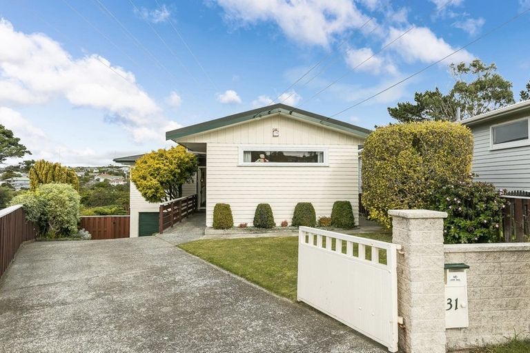 Photo of property in 31 Brooker Grove, Newlands, Wellington, 6037