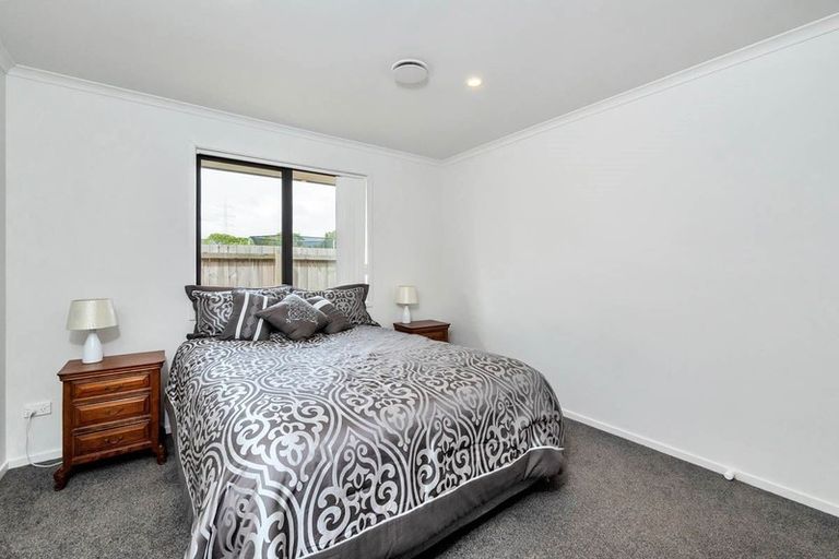 Photo of property in 13 Dumas Place, Rosehill, Papakura, 2113
