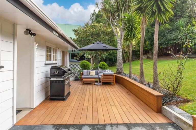 Photo of property in 11 West Glade Crescent, Birkenhead, Auckland, 0626