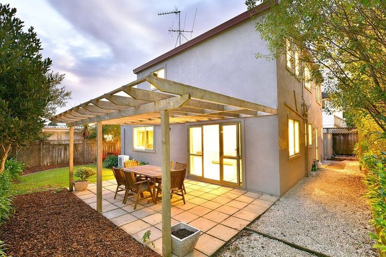 Photo of property in 2/34 Selwyn Crescent, Forrest Hill, Auckland, 0620