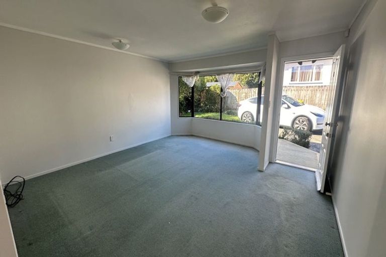 Photo of property in 3/4144 Great North Road, Glendene, Auckland, 0602