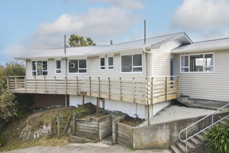 Photo of property in 9 Omega Street, Newlands, Wellington, 6037