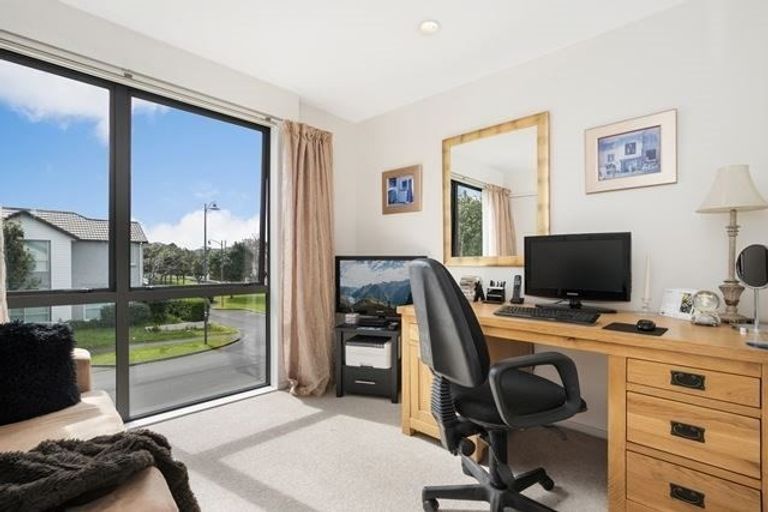 Photo of property in 16 Windfola Parkway, Takanini, 2112