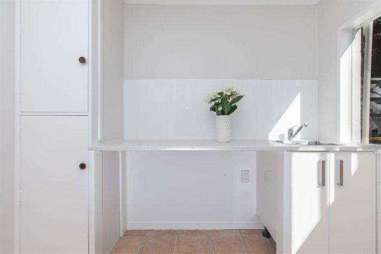 Photo of property in 82 Ravenwood Drive, Forrest Hill, Auckland, 0620