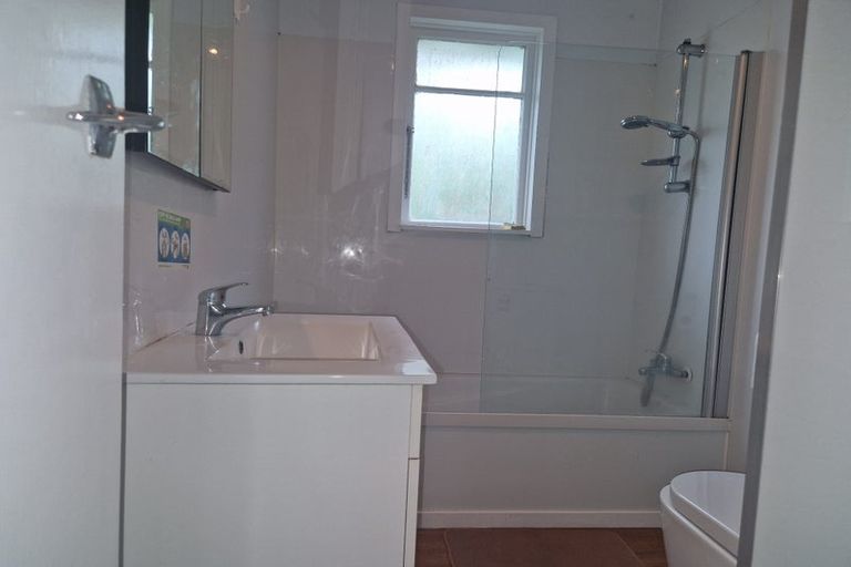 Photo of property in 7 Balmain Street, Newlands, Wellington, 6037