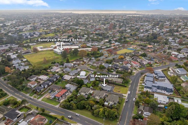 Photo of property in 10 Awaroa Road, Sunnyvale, Auckland, 0612