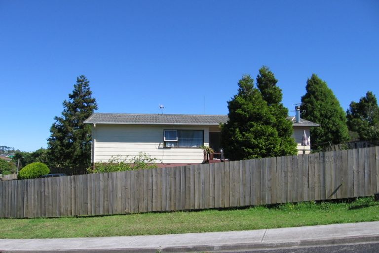 Photo of property in 3 Magdalen Place, West Harbour, Auckland, 0618