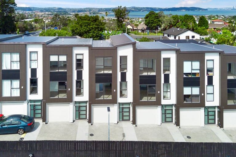 Photo of property in 4/107 Hobsonville Road, West Harbour, Auckland, 0618