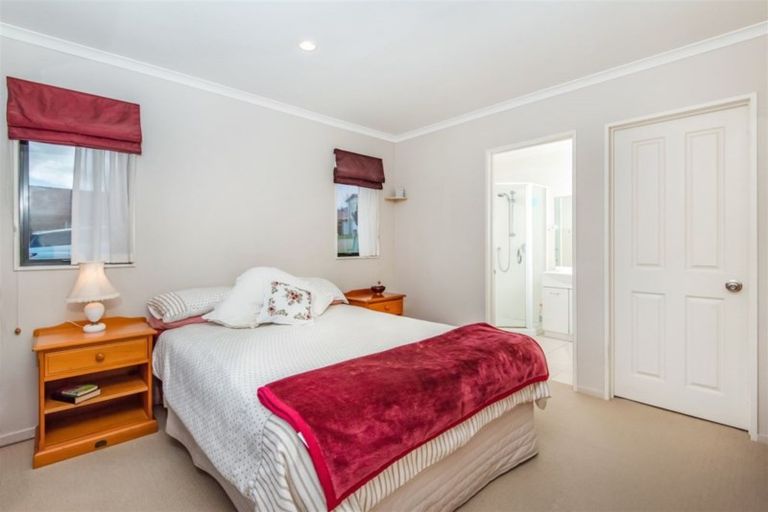 Photo of property in 24 Nimstedt Avenue, Oteha, Auckland, 0632