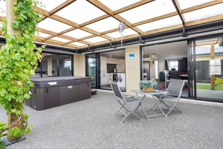 Photo of property in 99 Shillingford Boulevard, Rolleston, 7615