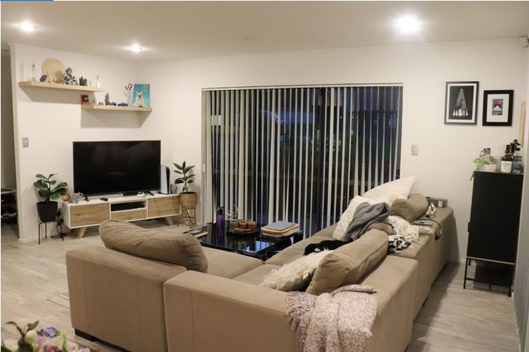 Photo of property in 1/2 Fernlea Rise, Bayview, Auckland, 0629