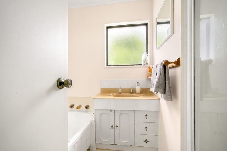 Photo of property in 6 Elizabeth Drive, West Harbour, Auckland, 0618