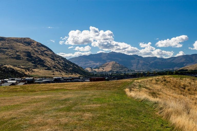 Photo of property in 28 Cunninghams Drive, Jacks Point, Queenstown, 9371