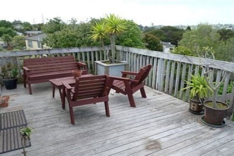 Photo of property in 42 Valley View Road, Glenfield, Auckland, 0629