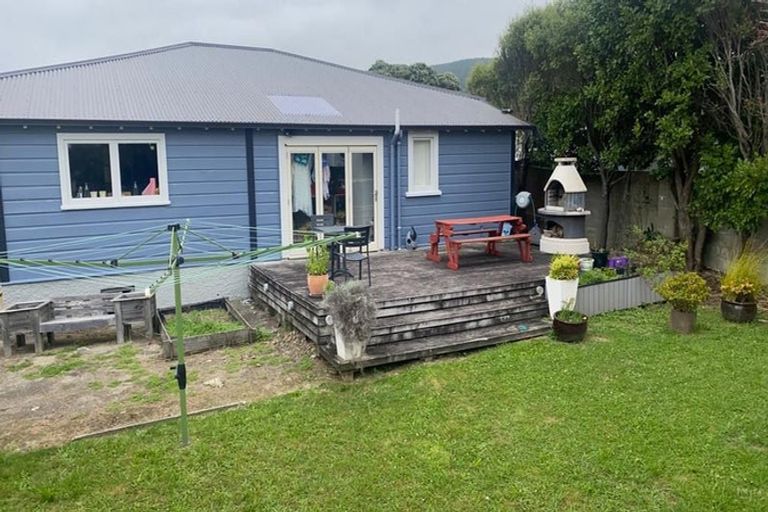 Photo of property in 11 Tawa Street, Tawa, Wellington, 5028