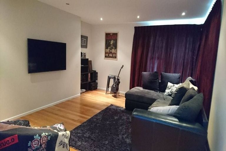 Photo of property in 43 Turville Crescent, Newlands, Wellington, 6037