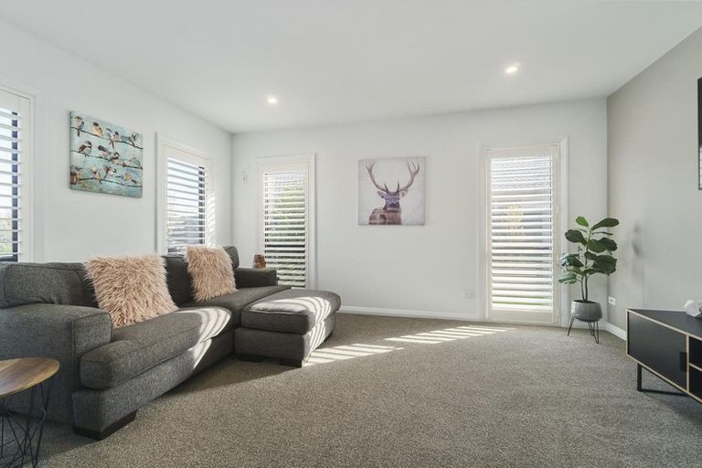 Photo of property in 22 Sir Lincoln Drive, Kumeu, 0810