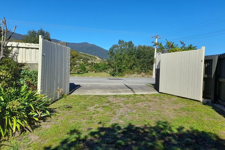 Photo of property in 235 Waikawa Road, Waikawa, Picton, 7220