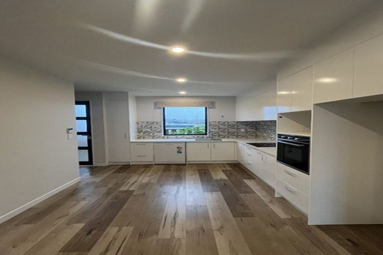 Photo of property in 3/86 Fred Taylor Drive, Westgate, Auckland, 0814