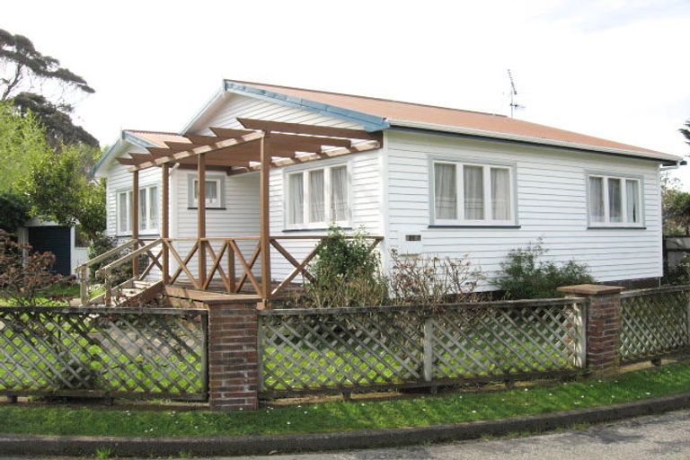 Photo of property in 11 Atarau Grove, Paraparaumu, 5032