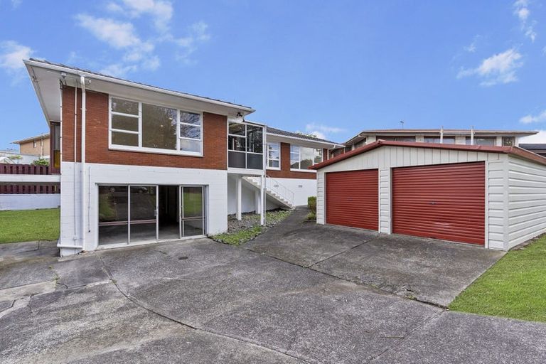 Photo of property in 176 Edmonton Road, Te Atatu South, Auckland, 0610
