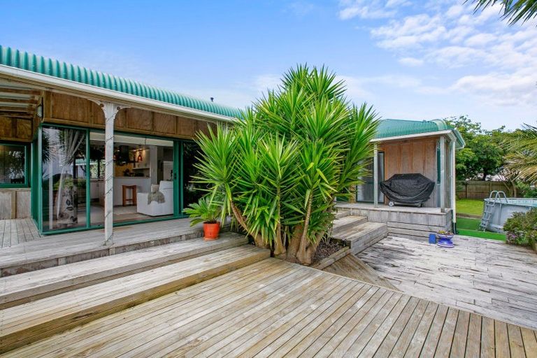 Photo of property in 128 Wairau Road, Oakura, 4314