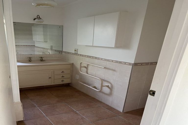 Photo of property in 1/15 Micawber Place, Mellons Bay, Auckland, 2014