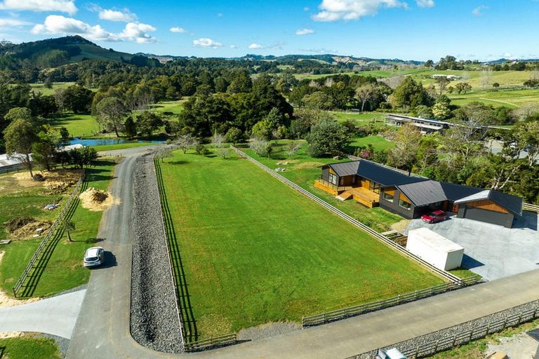 Photo of property in 6 Bonnie Doon Place, Kauri, 0185