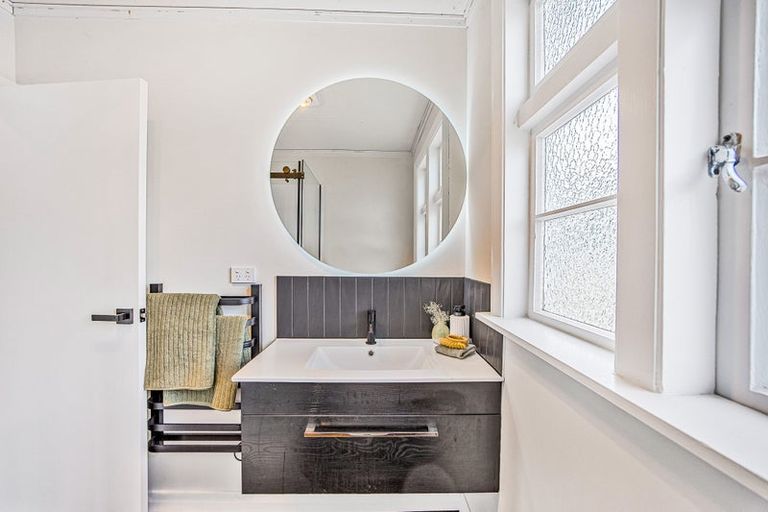 Photo of property in 115 Sunnyside Road, Sunnyvale, Auckland, 0612