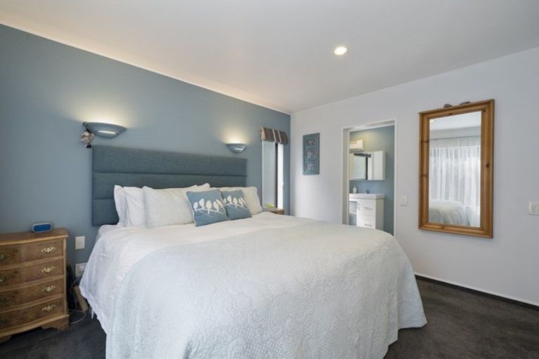 Photo of property in 1 Kakariki Grove, Waikanae, 5036